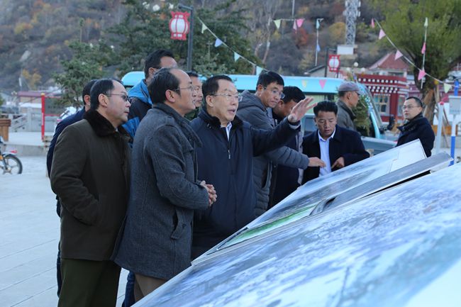 11、張學(xué)武董事長(zhǎng)考察迪慶州阿墩子古城規(guī)劃建設(shè)情況_副本.jpg