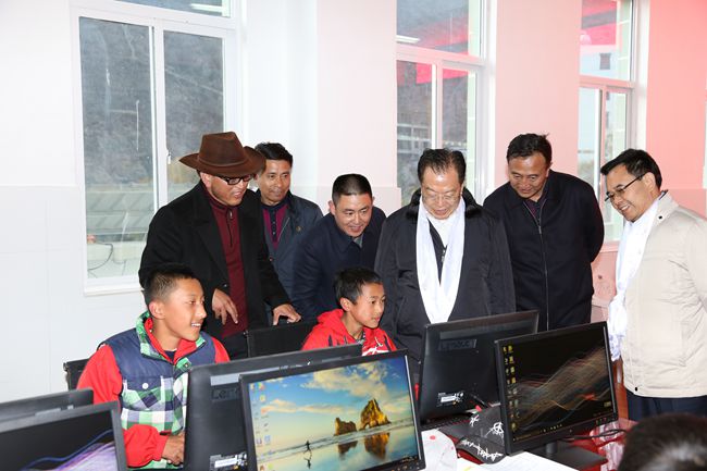 10、張學(xué)武董事長(zhǎng)一行在集團(tuán)捐助的德欽縣“希望之星”電腦室考察，并饒有興致地教授學(xué)生使用搜索引擎_副本.jpg
